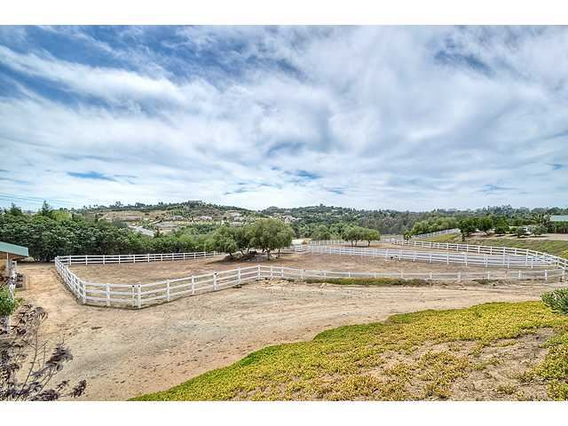 photo 1 of 195 Lemon Grove Dr, Fallbrook, CA 92028
