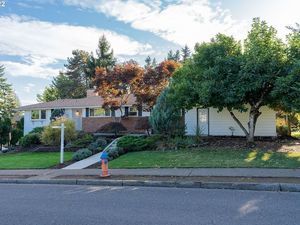 photo 1 of 7220 Los Verdes Dr, Gladstone, OR 97027