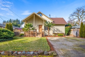 photo 1 of 30645 SW Magnolia Ave, Wilsonville, OR 97070