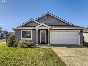 photo 1 of 1251 N Broadway St, Estacada, OR 97023