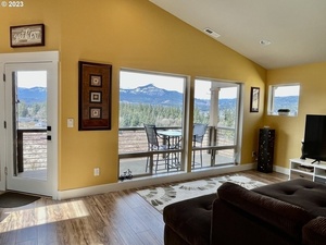 photo 1 of 91 SE Warm Springs Dr, Cascade Locks, OR 97014