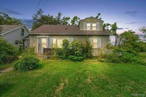photo 1 of 1824 E South St, Jackson, MI 49203