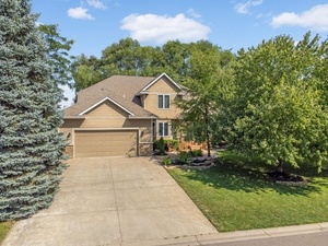 photo 1 of 10516 Glen Eagle Rd, Woodbury, MN 55129