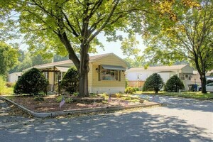 photo 1 of 28 Lamplighter Ln, Springfield, MA 01119