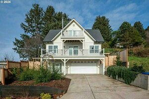 photo 1 of 167 E 3rd St, Yachats, OR 97498