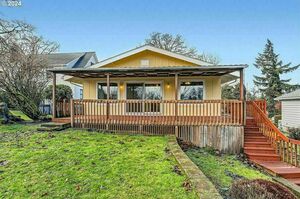 photo 1 of 174 S 6th St, Saint Helens, OR 97051