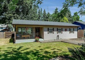 photo 1 of 204 SW 6th Ave, Canby, OR 97013