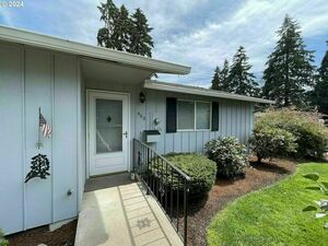 photo 1 of 968 W L St, Springfield, OR 97477