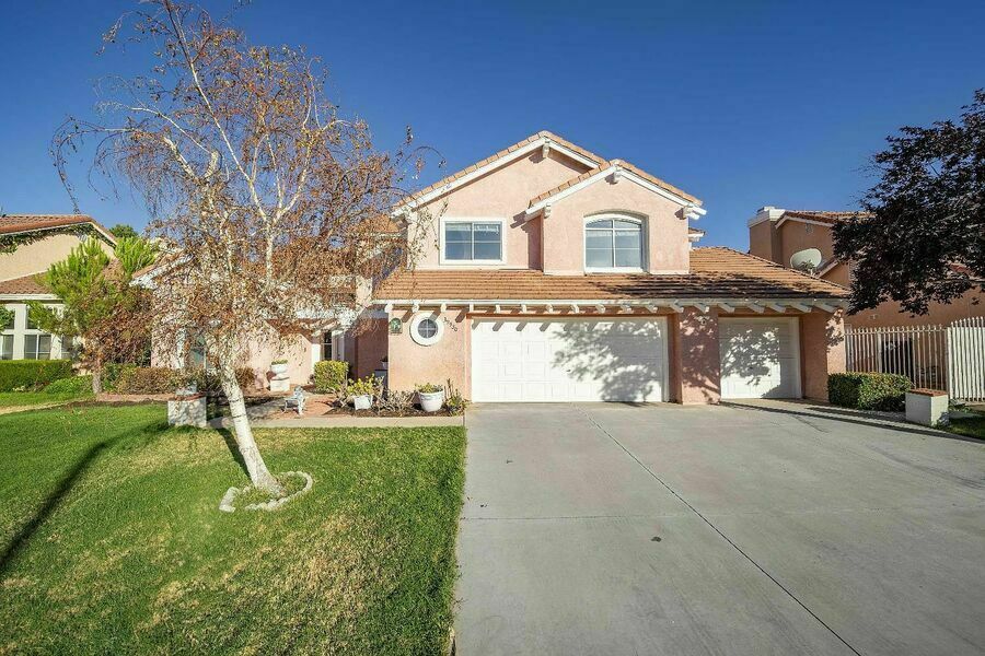 photo 1 of 39930 Golfers Dr, Palmdale, CA 93551