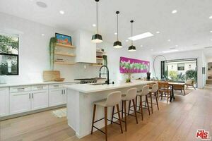 photo 1 of 922 Palms Blvd, Venice, CA 90291