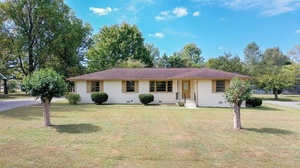 photo 1 of 302 Dow Dr, Shelbyville, TN 37160