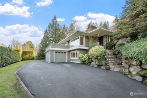 photo 1 of 10211 NE 31st Pl, Bellevue, WA 98004