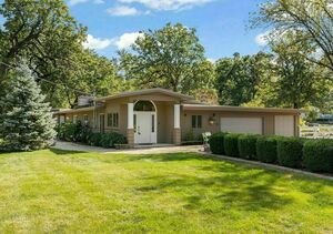 photo 1 of 407 E Oakwood Dr, Barrington, IL 60010