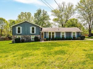 photo 1 of 823 Cumberland Hills Dr, Hendersonville, TN 37075