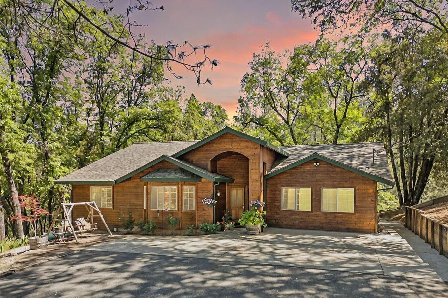 photo 1 of 15583 Auburn Rd, Grass Valley, CA 95949