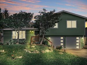 photo 1 of 728 NE Benton St, Newport, OR 97365