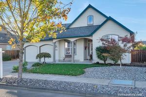 photo 1 of 1093 S Sycamore St, Canby, OR 97013