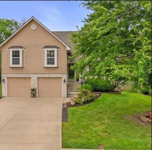 photo 1 of 1229 SE Princeton Dr, Lees Summit, MO 64081