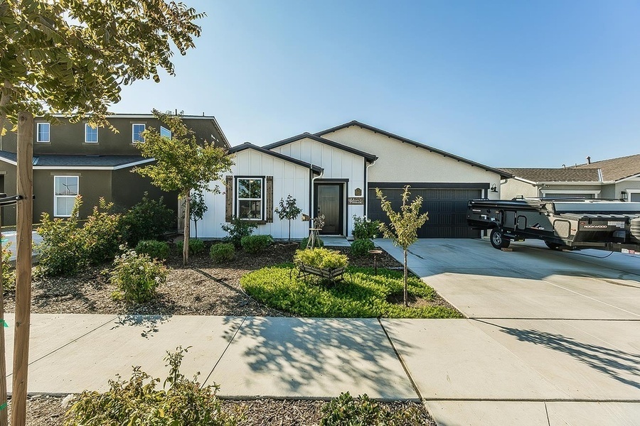 photo 1 of 2161 Heidi Ave, Sanger, CA 93657