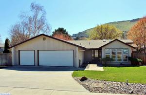 photo 1 of 219 Greenview Dr, Richland, WA 99352