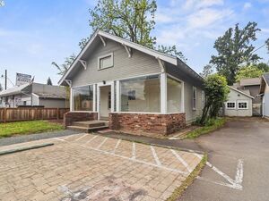 photo 1 of 647 N 9th St, Cottage Grove, OR 97424