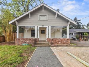 photo 1 of 647 N 9th St, Cottage Grove, OR 97424