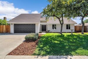 photo 1 of 1346 N Eaton Ave, Dinuba, CA 93618