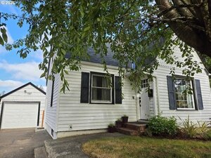 photo 1 of 415 SE Roberts Ave, Gresham, OR 97080
