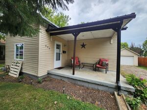 photo 1 of 990 Woodlawn Ave, Newark, OH 43055