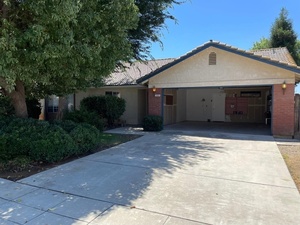 photo 1 of 368 W Gibson Ave, Clovis, CA 93612