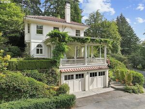 photo 1 of 4391 SW Terwilliger Blvd, Portland, OR 97239