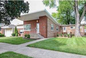 photo 1 of 9706 S Springfield Ave, Evergreen Park, IL 60805