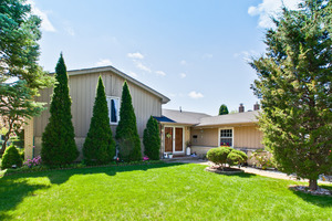 photo 1 of 1735 E Peachtree Dr, Arlington Heights, IL 60004