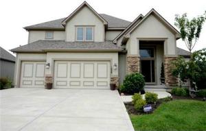 photo 1 of 1020 SW Drake Cir, Lees Summit, MO 64082