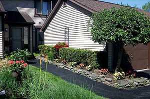 photo 1 of 552 Charlesgate Cir, Amherst, NY 14051