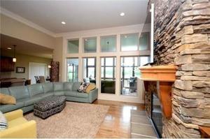 photo 1 of 1020 SW Drake Cir, Lees Summit, MO 64082