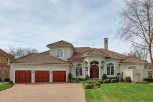 photo 1 of 633 NE Lake Pointe Drive, Lee's Summit, MO 64064