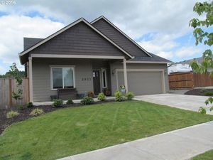 photo 1 of 2933 NW 2nd St, McMinnville, OR 97128