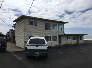 photo 1 of 3303 SW Anchor Ave Apt 3, Lincoln City, OR 97367