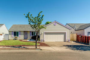 photo 1 of 2695 Creighton St, Woodburn, OR 97071