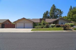 photo 1 of 1005 E Goble Ave, Fowler, CA 93625