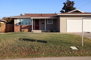 photo 1 of 2204 Hillcrest St, Selma, CA 93662