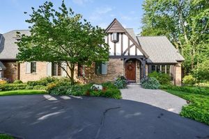 photo 1 of 1302 Old Lake Ct SE, Grand Rapids, MI 49546