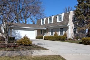 photo 1 of 1005 W Cypress Dr, Arlington Heights, IL 60005