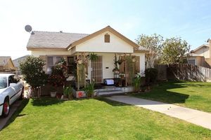 photo 1 of 1516 Tulare St, Kingsburg, CA 93631
