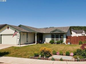 photo 1 of 2927 NW 2nd St, McMinnville, OR 97128