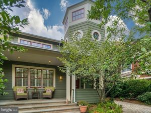 photo 1 of 716 Edgewood St N, Arlington, VA 22201