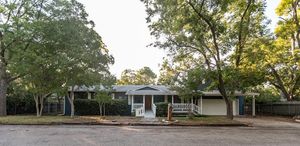 photo 1 of 805 N Elm St, Fredericksburg, TX 78624