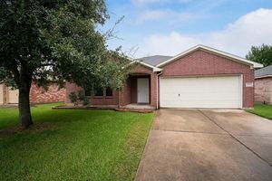 photo 1 of 2905 Community Dr, Alvin, TX 77511