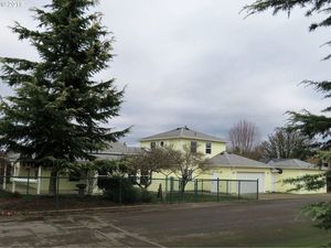 photo 1 of 412 N 4th St, Carlton, OR 97111